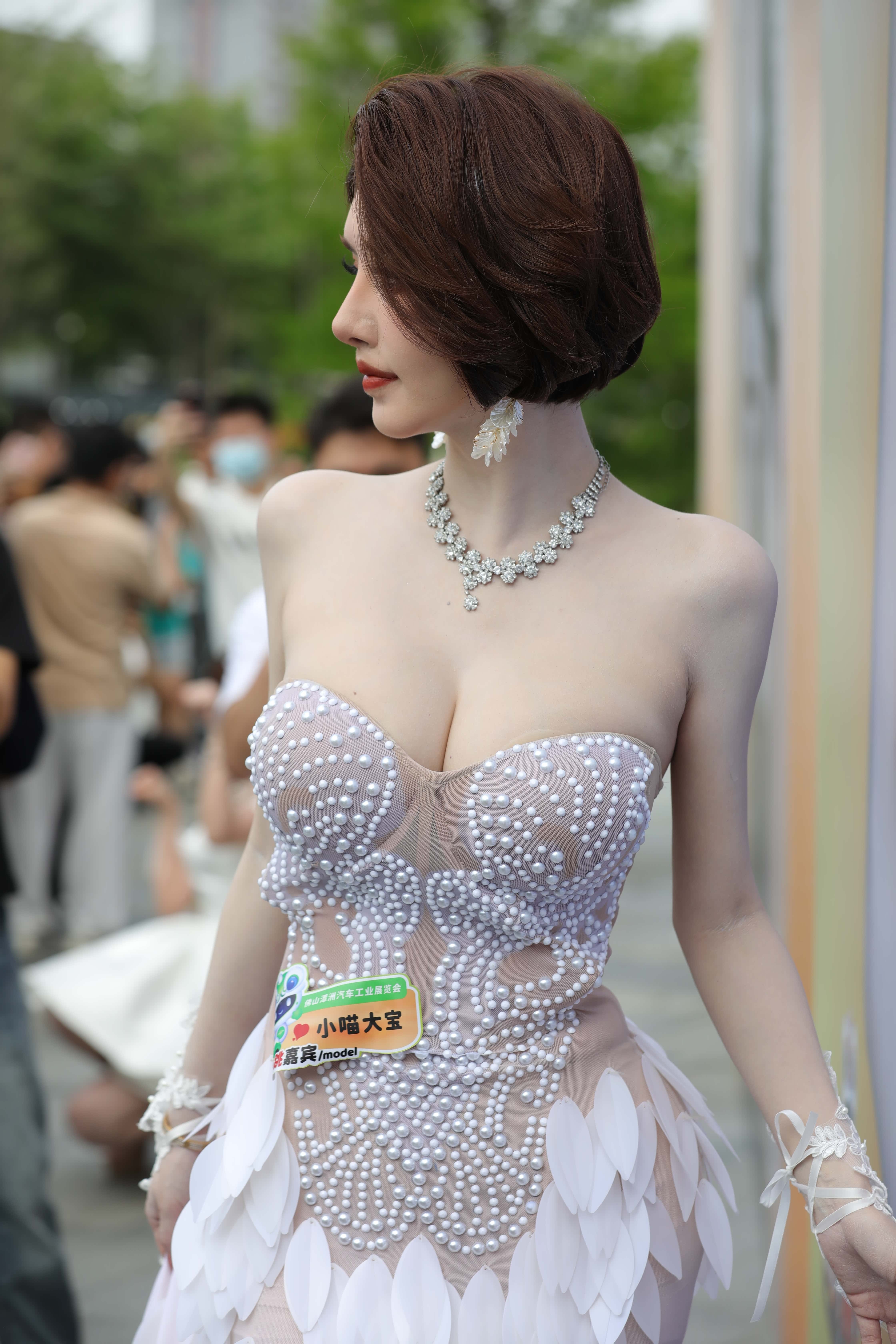 GS-T1181  小喵大宝低胸裙大车头灯 【133P  0.97G】