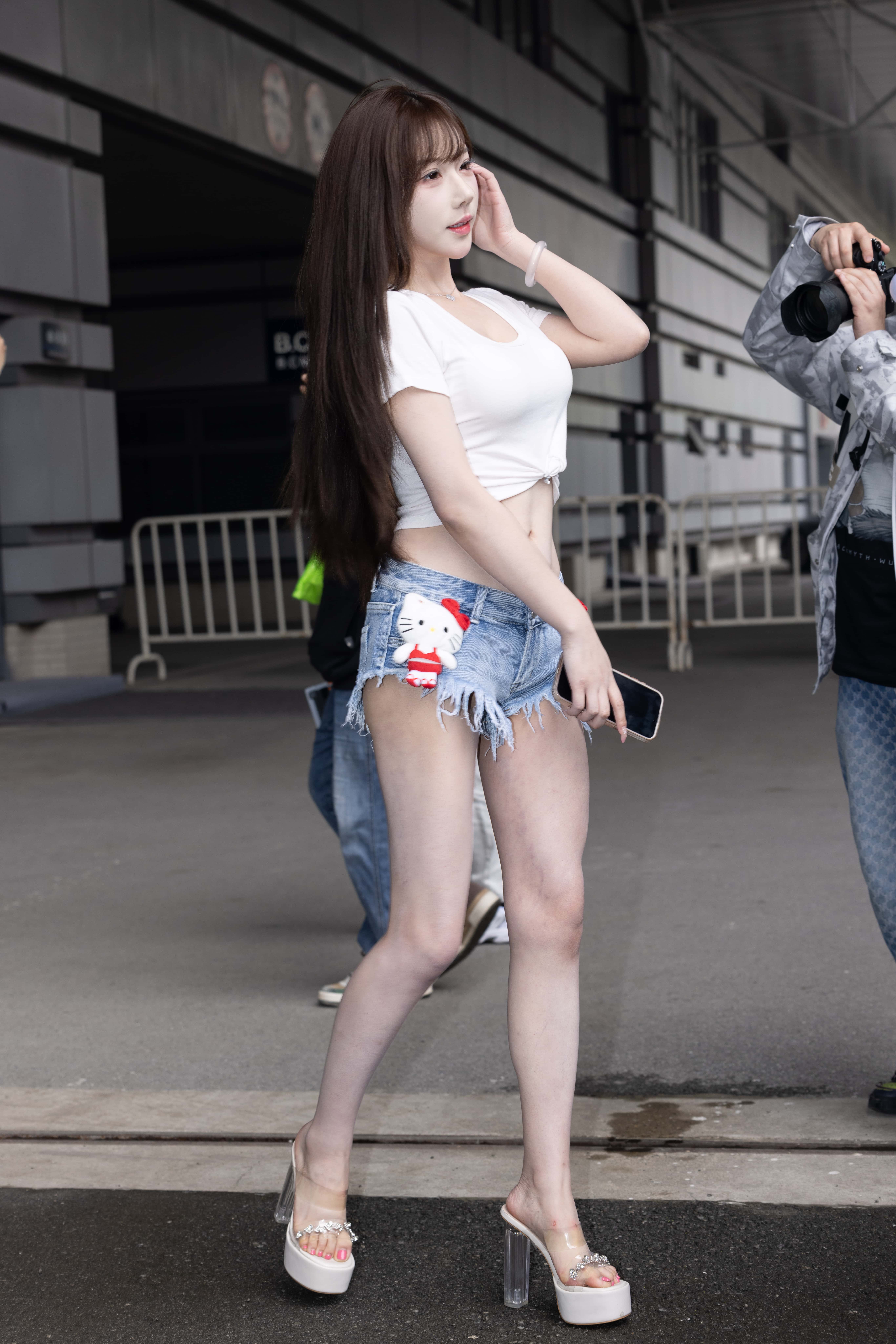 GS-K291 昆山车展-超白嫩网红允恩baby(小yomi)的美腿玉足 【255P 3.2G】