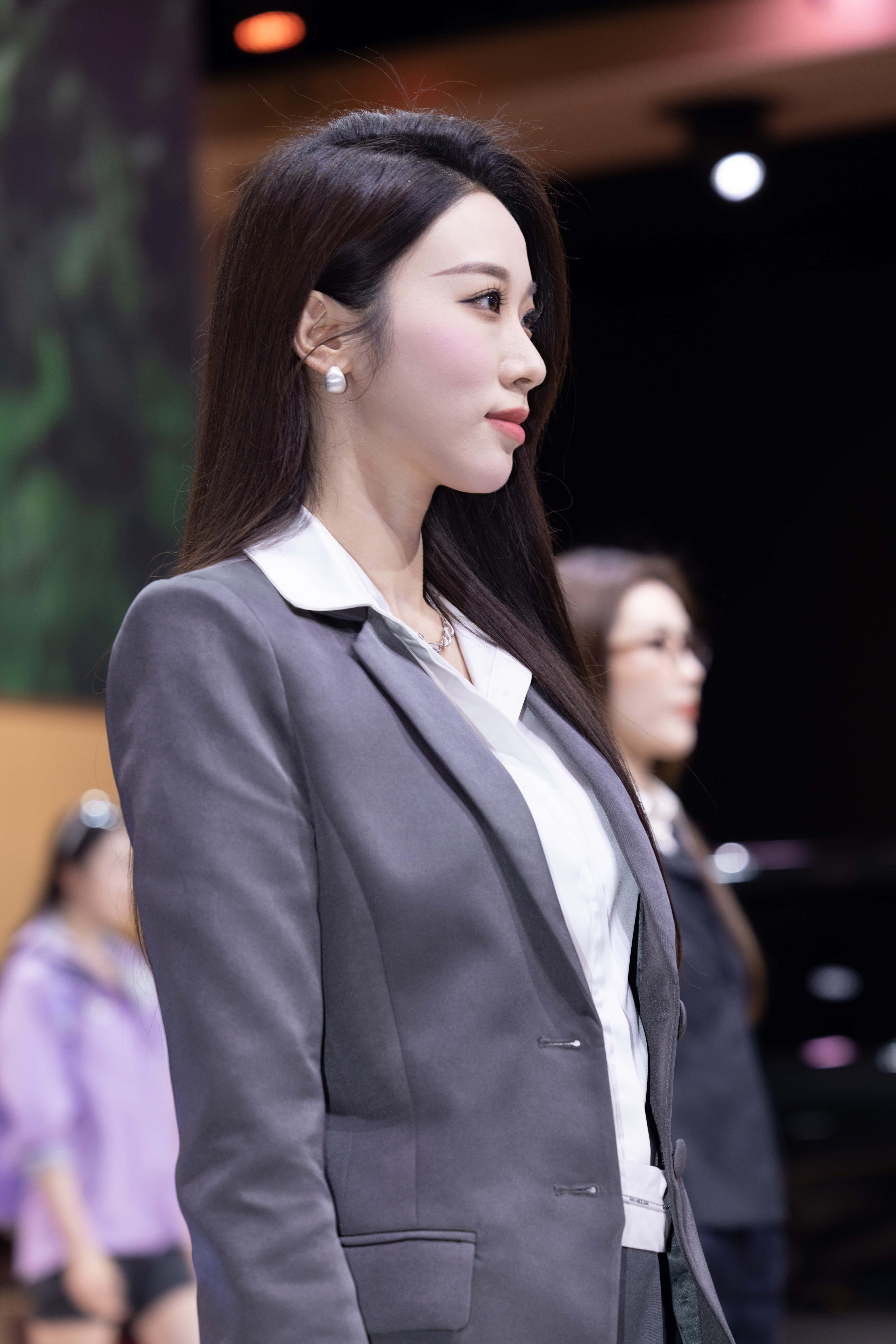 GS-K384 上海车展-腾势展台第一美腿车模凌云baby 【88P 584M】