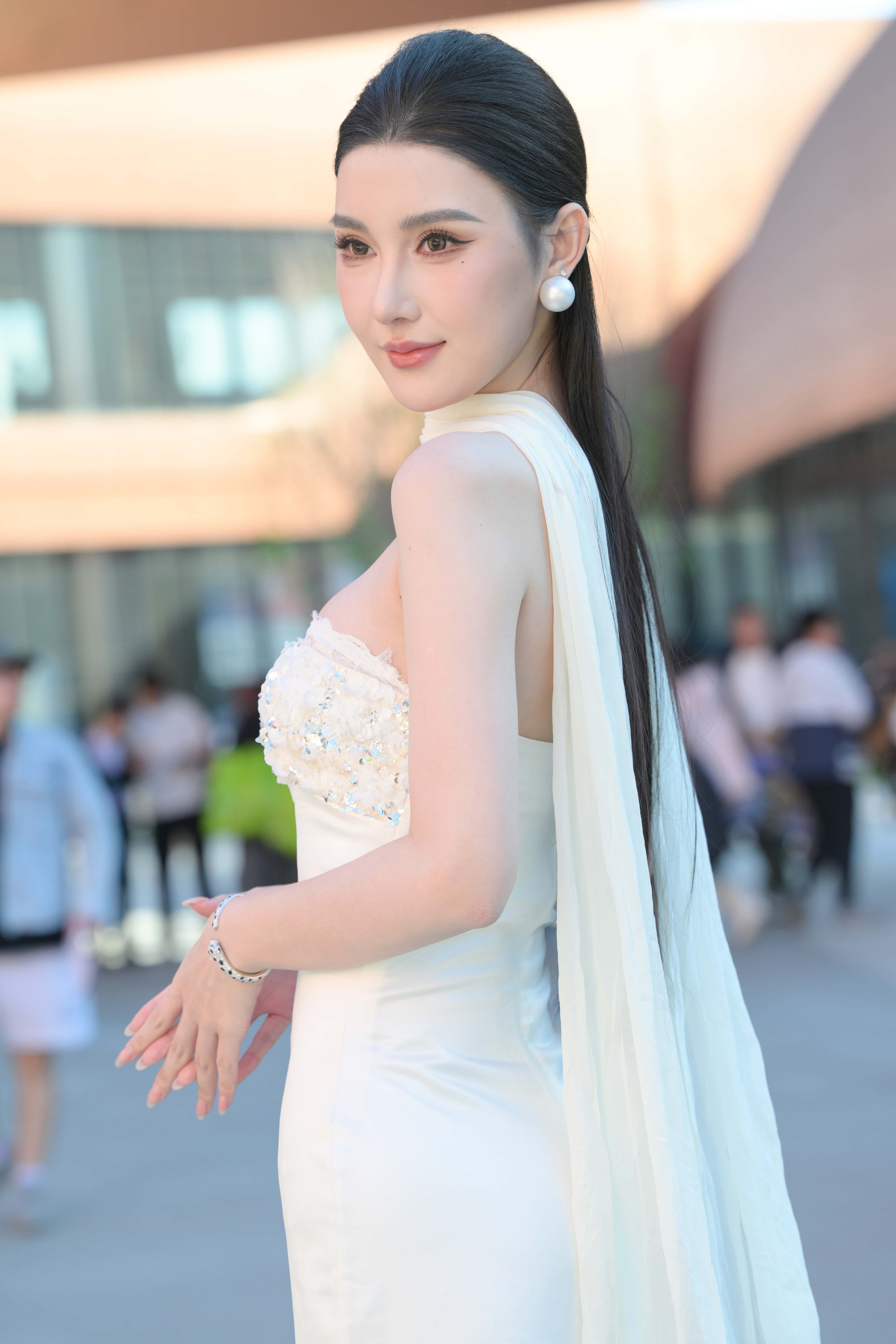 No.10608 优雅白裙小露娜 [194P-3.86GB]