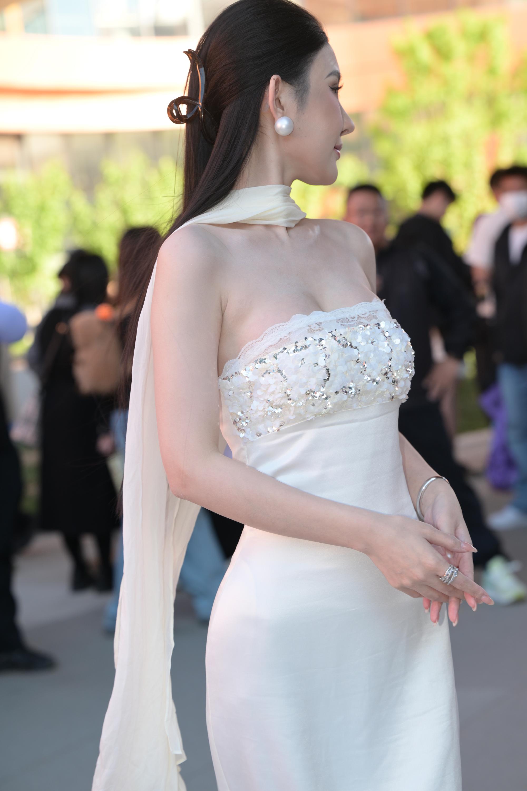 No.10608 优雅白裙小露娜 [194P-3.86GB]