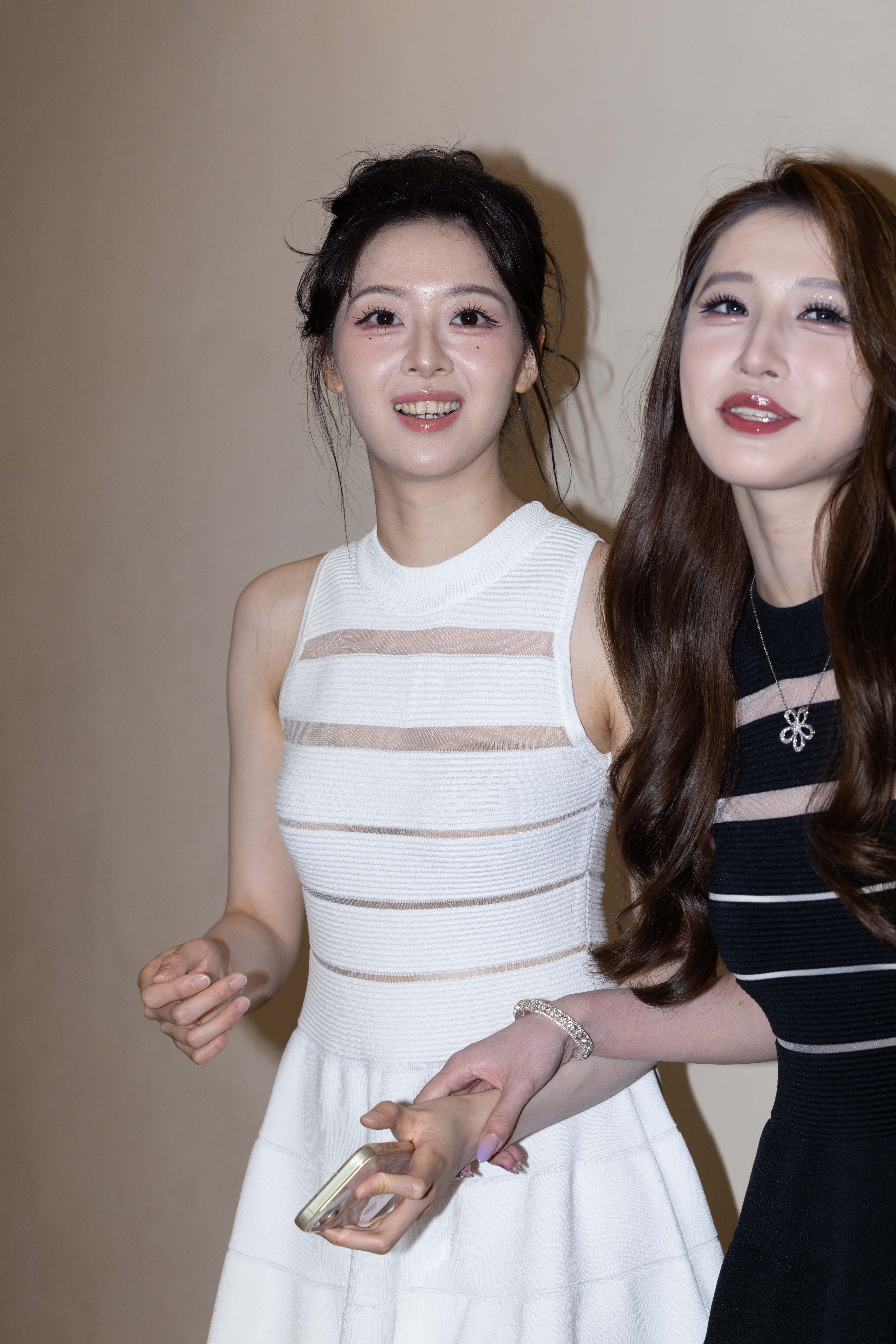 GS-T1212 生日派对-兔小萌;慧酱双美女神光脚狂怼玉足底 【305P 6.31G】