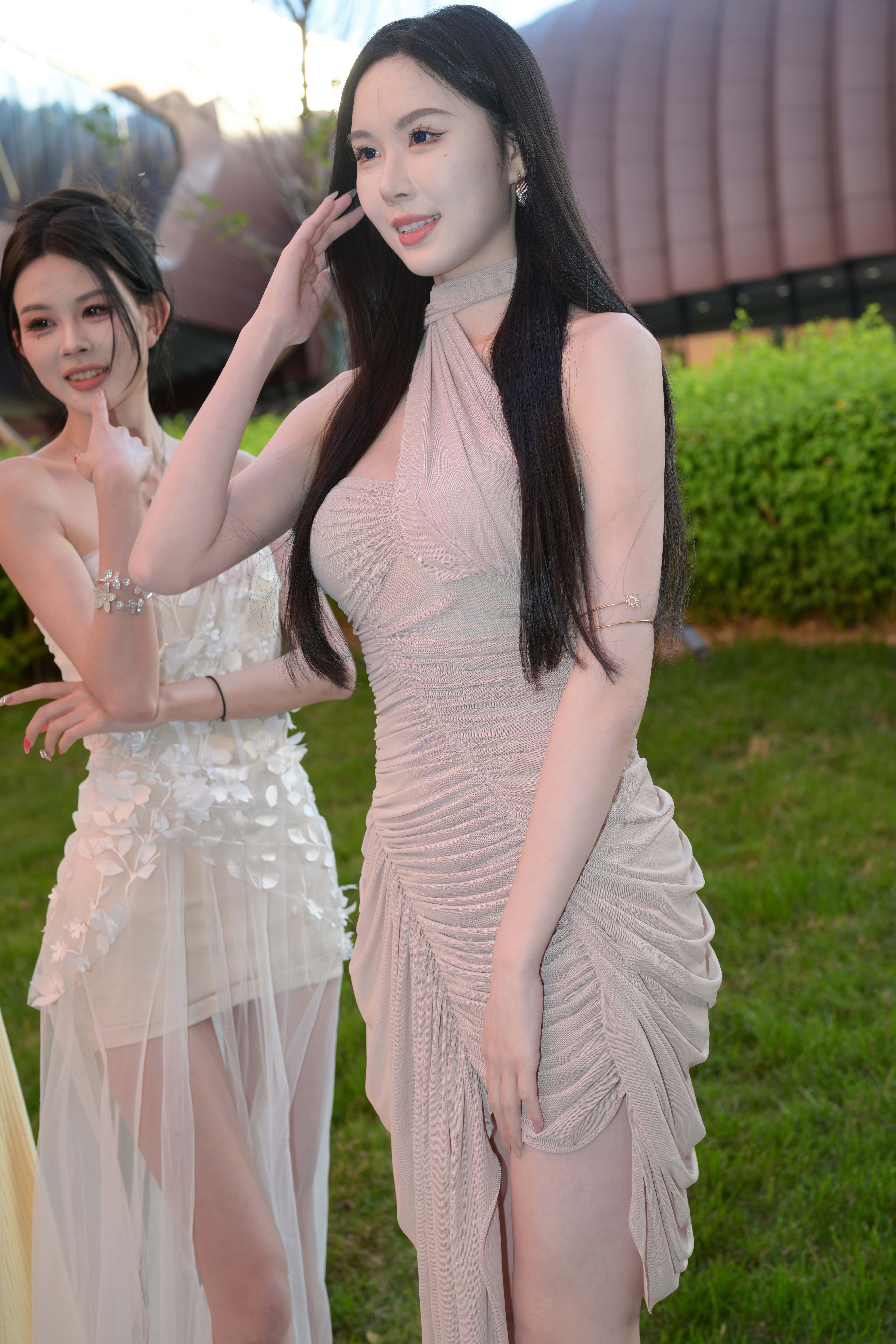 No.10832 气质美女弯弯弯灰 [88P-2.16GB]