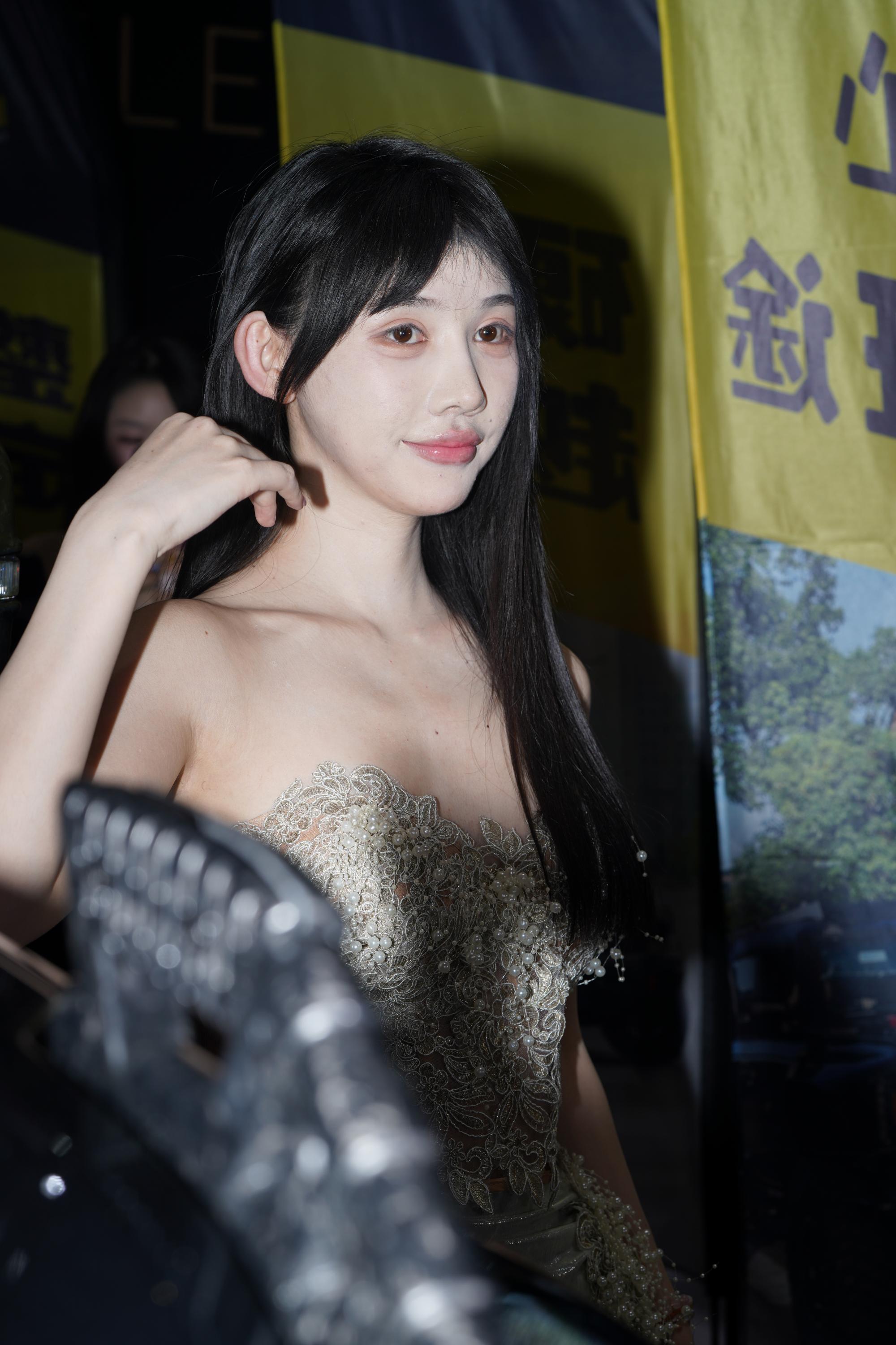 No.10858 网红车模李依恩 [68P-1.91GB]