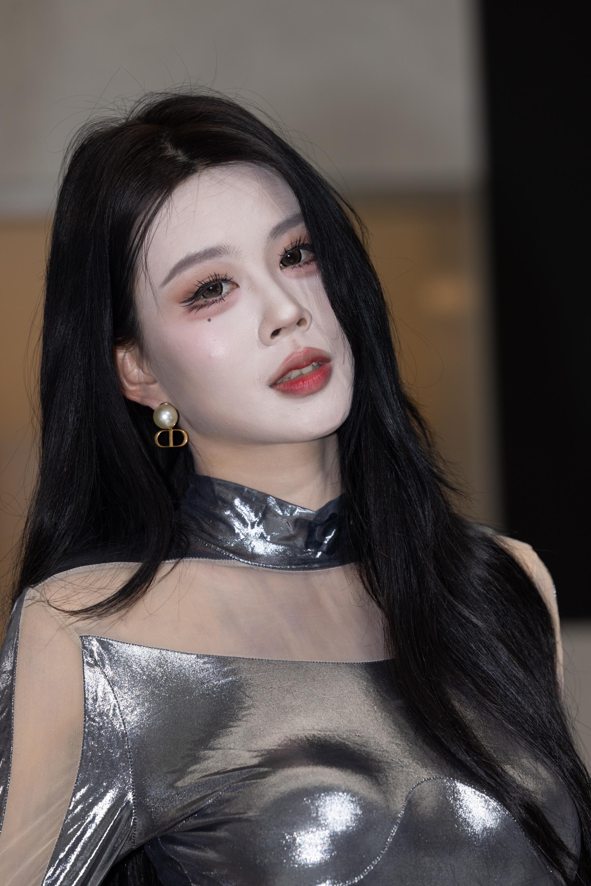 No.10952 潘潘PCC肉丝美腿银色战袍 [179P-2.56GB]